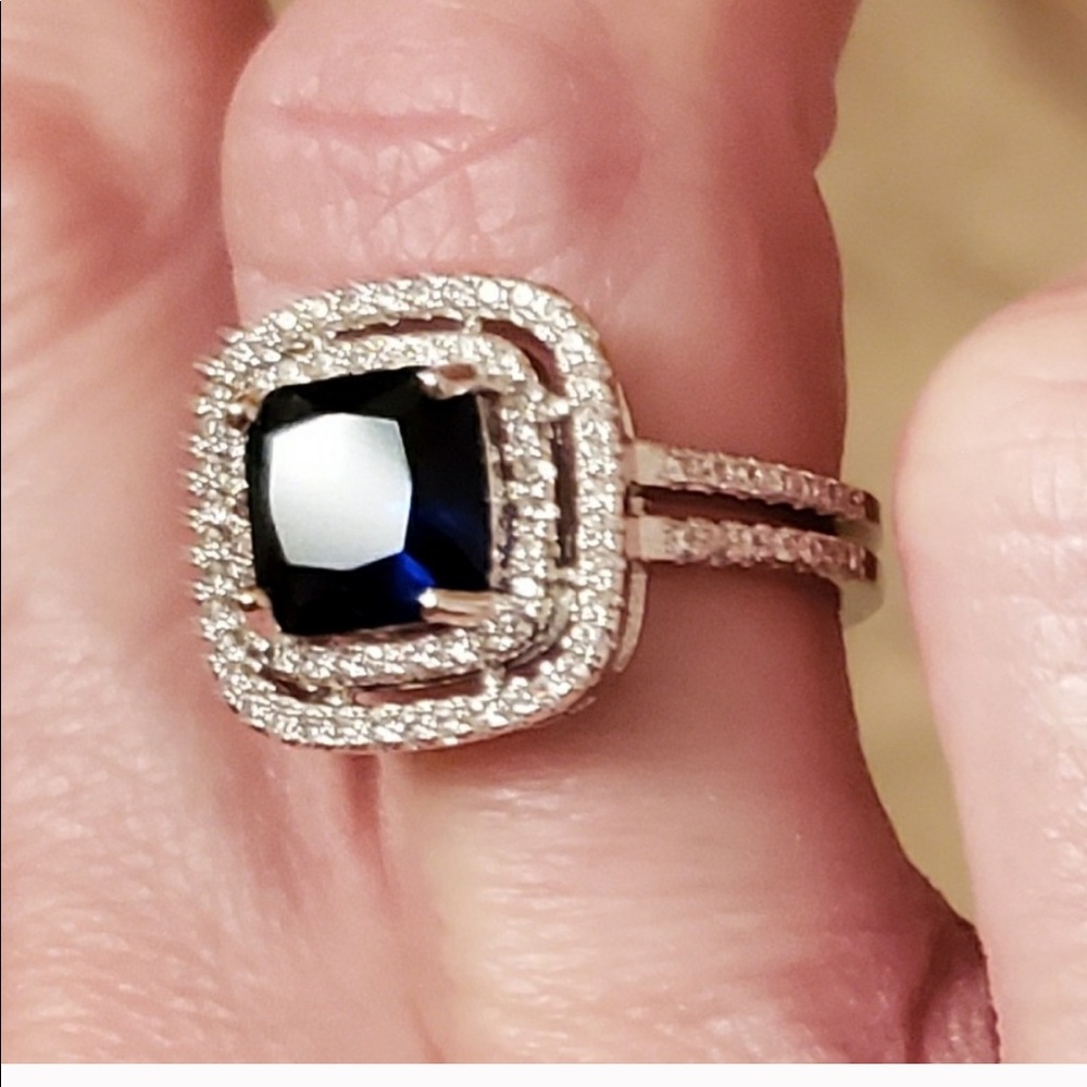 EXQUISITE MULTI-SAPPHIRE DIAMOND RING